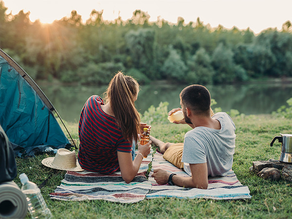 Notlager bauen und Camping am See