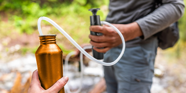 Wasser filtern und trinkbar machen